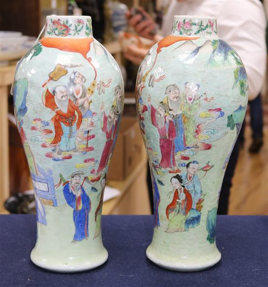 A pair of Chinese famille rose vases, Jiaqing/Daoguang period height 31cm